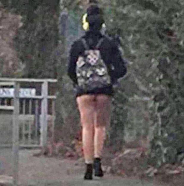 A fost oprită de polițiști, din cauza ținutei. Cum a apărut această tânără pe stradă 499792