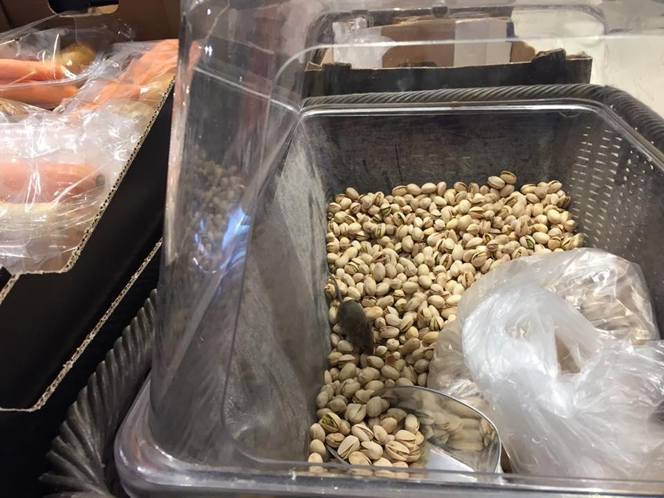 Ce a găsit un român în fisticul de la supermarket - FOTO. Protecția Consumatorului a amendat cu 10.000 de lei magazinul 500021