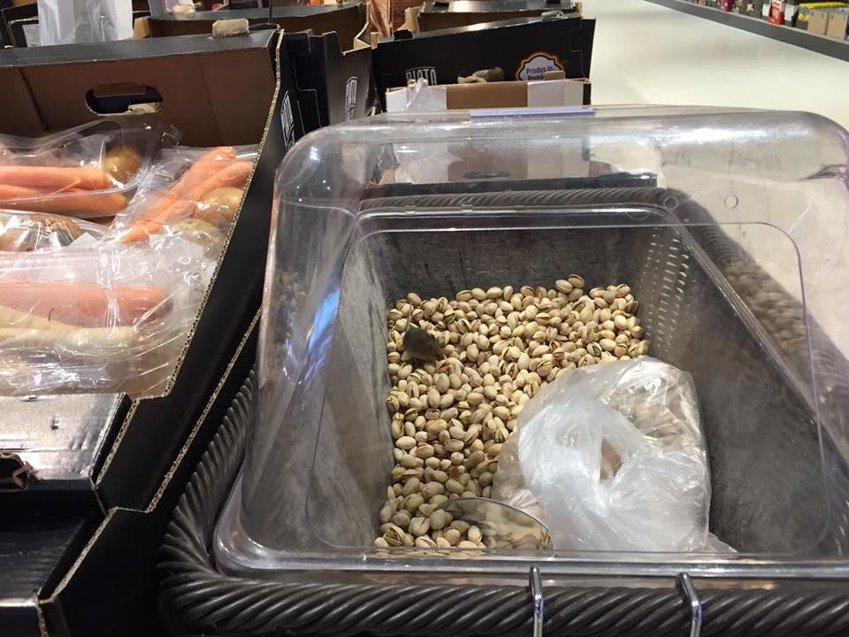 Ce a găsit un român în fisticul de la supermarket - FOTO. Protecția Consumatorului a amendat cu 10.000 de lei magazinul 500022