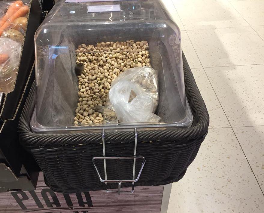 Ce a găsit un român în fisticul de la supermarket - FOTO. Protecția Consumatorului a amendat cu 10.000 de lei magazinul 500023