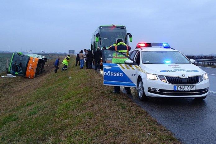 Autocar românesc, răsturnat în Ungaria. Şoferul ar fi adormit la volan - FOTO 500117