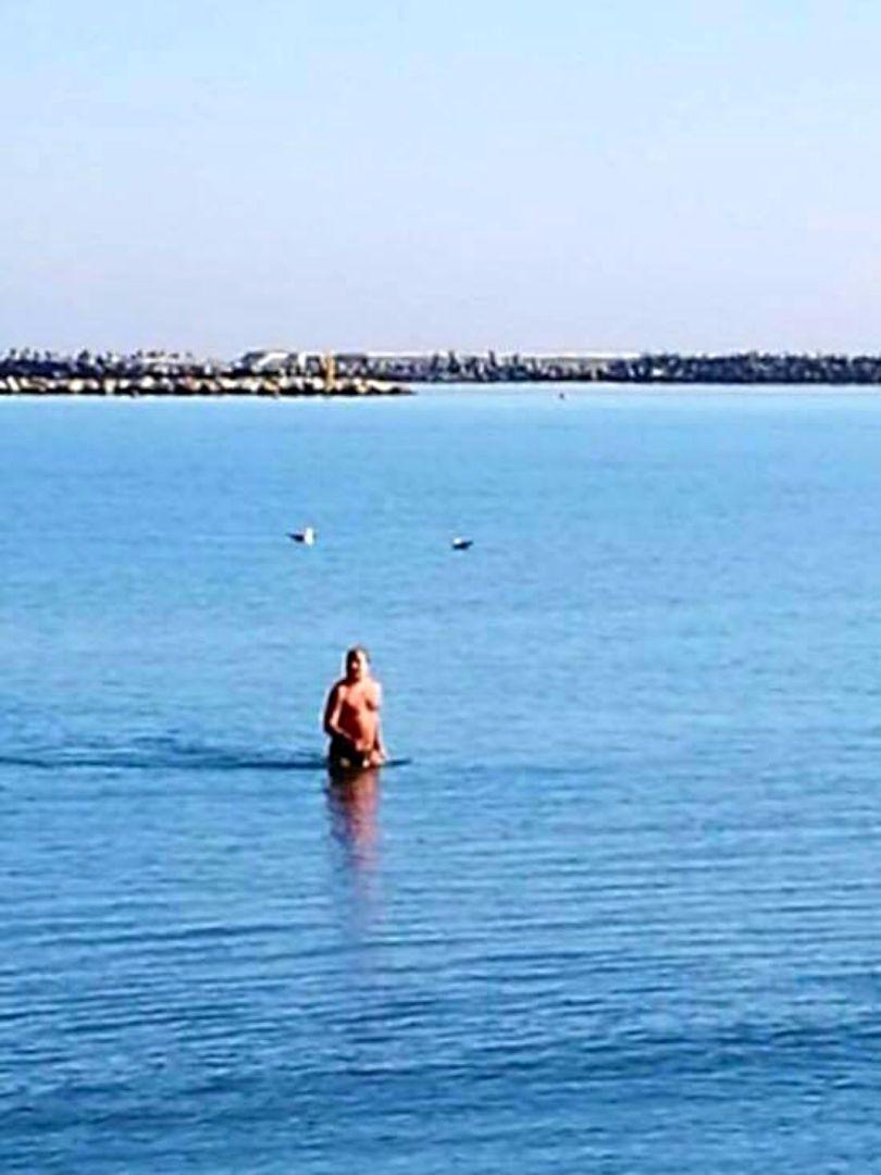Cum a fost surprins un bărbat pe plaja din Mamaia, în prima zi din 2018 - FOTO 500235