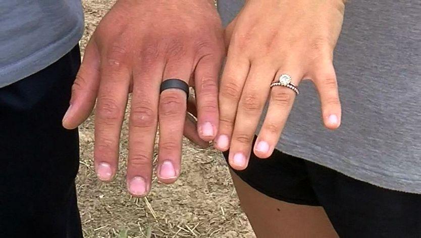 Tornada le-a distrus casa, iar ei au crezut că au pierdut totul. Într-o zi, au făcut o descoperire inedită printre dărâmături: „Este o adevărată minune!” (FOTO) 500220