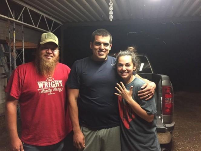 Tornada le-a distrus casa, iar ei au crezut că au pierdut totul. Într-o zi, au făcut o descoperire inedită printre dărâmături: „Este o adevărată minune!” (FOTO) 500221