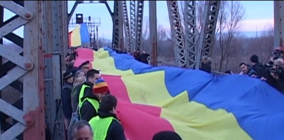 Tricolorul românesc a unit malurile Prutului - FOTO și VIDEO