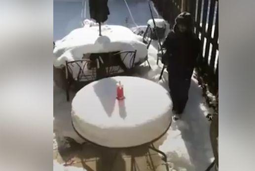 Bărbatul s-a uitat pe geam, a luat o sabie și a ieșit afară. Toți s-au dus să vadă ce s-a întâmplat. Când au văzut ce făcea bărbatul, au scos telefoanele să-l înregistreze (VIDEO) 500376