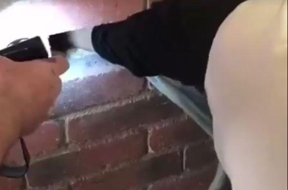 S-au trezit în miez de noapte auzind zgomote ciudate din șemineul lor. S-au apropiat și când și-au dat seama ce este, au intrat în panică. Au chemat imediat ajutoare (FOTO+VIDEO) 500330