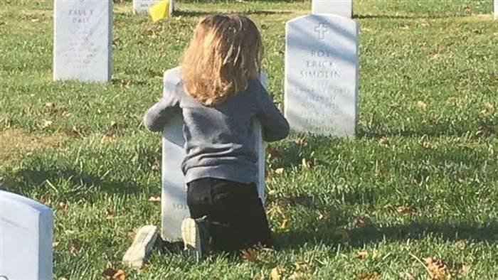 Și-a dus fiii să viziteze mormântul tatălui lor. Micuții i-au povestit acestuia ce au făcut. Brusc, unul dintre copii s-a întors către mama sa și i-a spus ceva cutremurător. Femeia a căzut în genunchi (FOTO) 500353