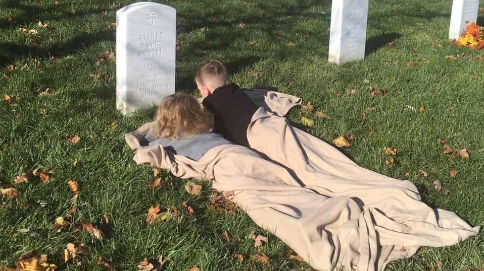 Și-a dus fiii să viziteze mormântul tatălui lor. Micuții i-au povestit acestuia ce au făcut. Brusc, unul dintre copii s-a întors către mama sa și i-a spus ceva cutremurător. Femeia a căzut în genunchi (FOTO) 500356