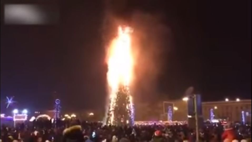 Un brad de peste 20 de metri a luat foc de Revelion. Reacția mulțimii - VIDEO