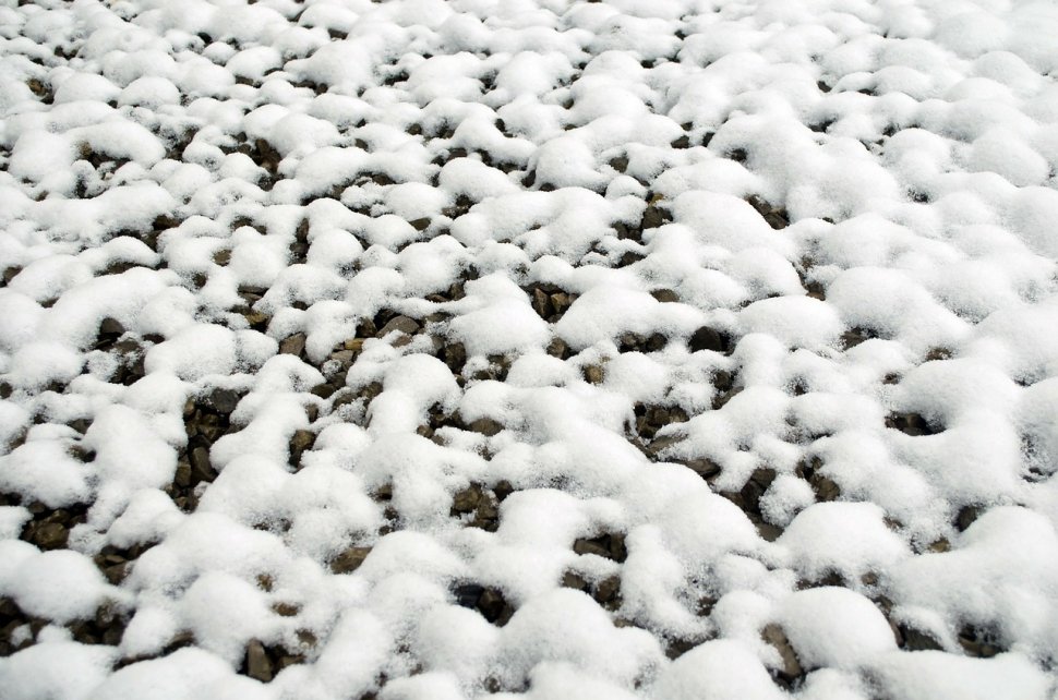 Au găsit mii de bulgări de zăpadă la malul unei ape. Oamenii au fost uimiți când s-au apropiat și au văzut ce era de fapt - VIDEO