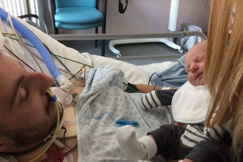Era în comă de două săptămâni, iar medicii nu-i dădeau prea multe șanse de supraviețuire. Astfel că soția sa a decis să-l aducă pe bebelușul lor să-și ia rămas bun de la tată. După două zile, doctorii alergau înnebuniți prin spital