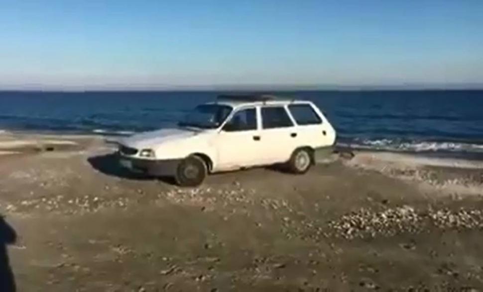 Imagine incredibilă pe o plajă din staţiunea Mamaia. „Asta e epava ei de acum înainte” 500409