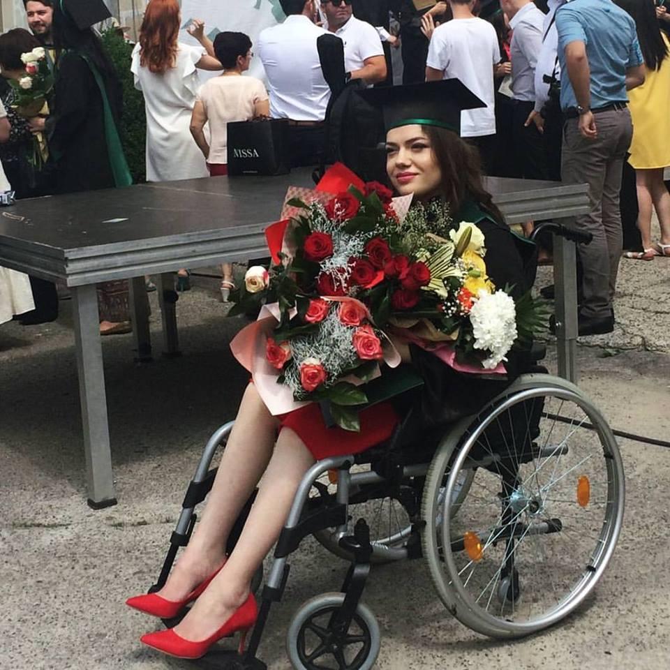 Povestea tinerei în scaun cu rotile care a devenit medic în Iași. A învins sistemul și prejudecăţile celor din jur 500624