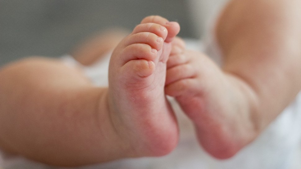 Un bebeluș a murit la trei ore după naștere. Greșeala fatală pe care au făcut-o medicii
