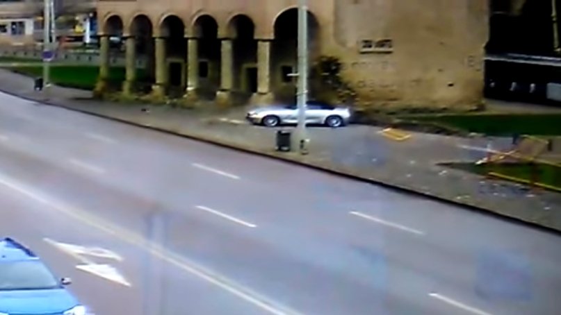 Un șofer teribilist a intrat cu bolidul într-o clădire istorică din Iași - VIDEO