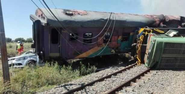 Accident îngrozitor după ce un tren și un camion au intrat în coliziune. Patru persoane au murit și peste 100 au fost rănite