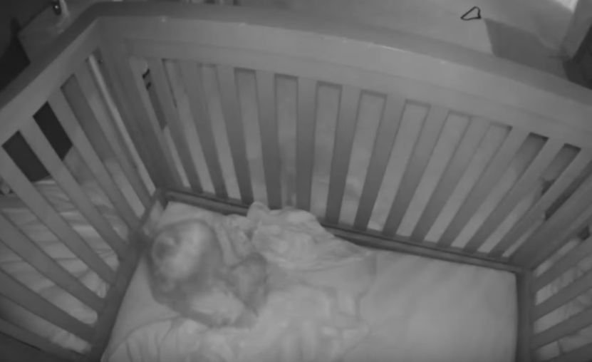 Bona s-a trezit cu bebelușul în mijlocul casei și nu înțelegea cum de a reușit să se dea jos din pătuțul său. Când s-a uitat pe camera de supraveghere a avut un șoc (FOTO+VIDEO)