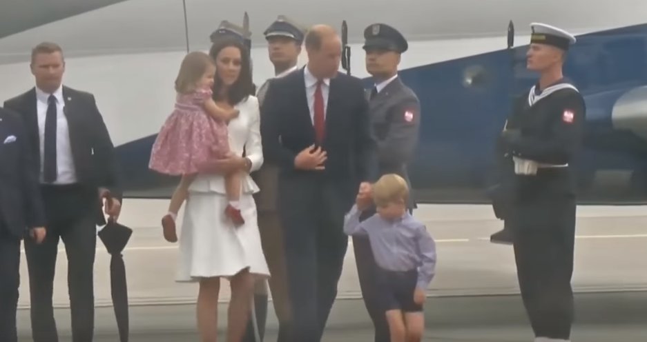 Motivul pentru care Prințul George merge mereu de mână cu tatăl său, iar Prințesa Charlotte în brațele mamei - VIDEO