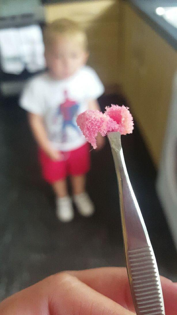 Se întorsese de curând dintr-o vacanță, când a constatat că fiul său mirosea îngrozitor. A sunat să facă o programare de urgență la doctor. Atunci, băiețelul a început să spună ce făcuse de fapt. Femeia a izbucnit în râs (FOTO) 500814