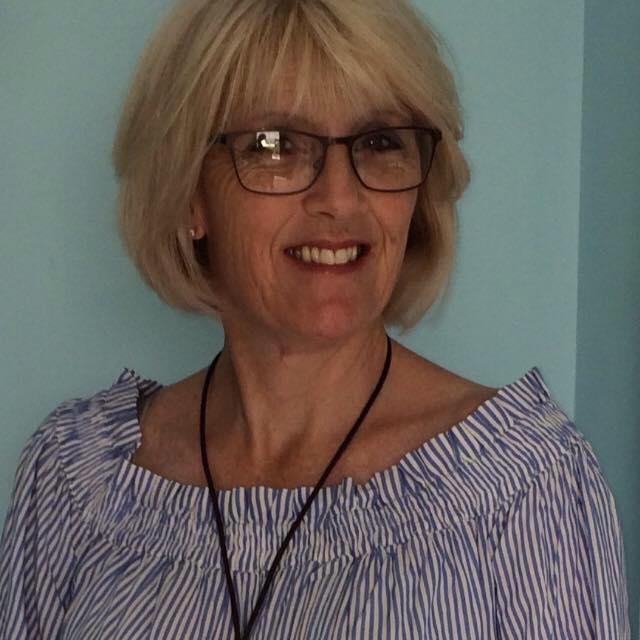 Fiica sa pusese fesul la spălat, când femeia a descoperit ceva incredibil pe eticheta sa. „Este oribil așa ceva!” 501145