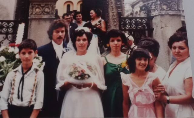 În urmă cu 36 de ani le-a făcut poze la o nuntă în București. Acum americanul cere ajutorul internetului pentru a-i găsi pe miri. Îi cunoști? - FOTO