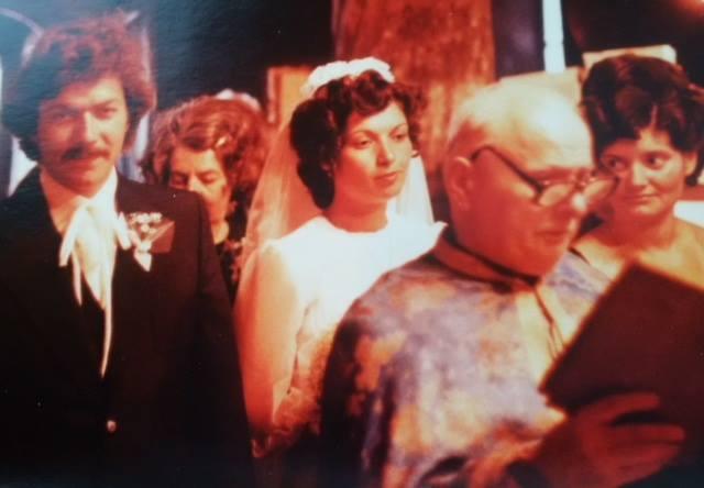 În urmă cu 36 de ani le-a făcut poze la o nuntă în București. Acum americanul cere ajutorul internetului pentru a-i găsi pe miri. Îi cunoști? - FOTO 500943