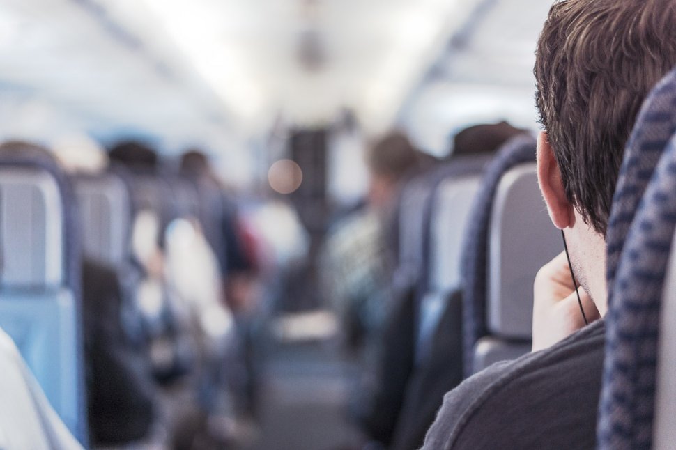 O femeie a fost abuzată sexual în avion, în timp ce dormea