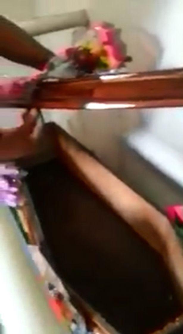 S-au dus la morgă să-și vadă copilul. Când părinții au deschis sicriul au avut un șoc. Înăuntrul.... (FOTO) 501115