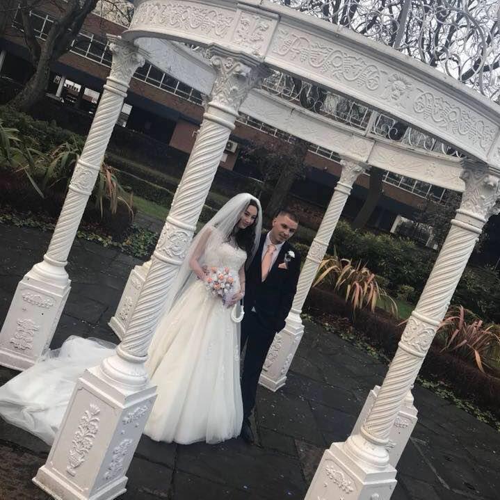 Se aflau pe ringul de dans, când invitații au văzut ceva la picioarele miresei. Au sunat de urgență după o ambulanță 501099