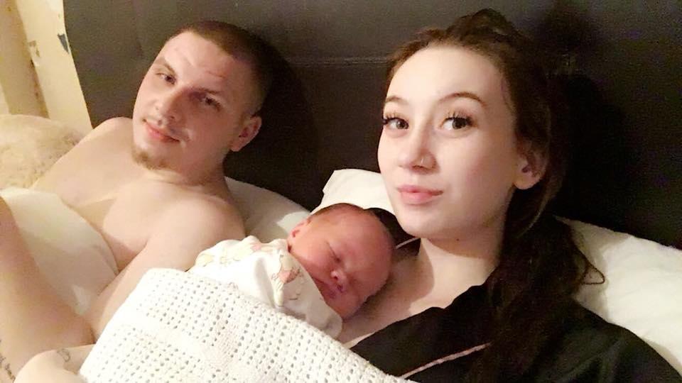 Se aflau pe ringul de dans, când invitații au văzut ceva la picioarele miresei. Au sunat de urgență după o ambulanță 501100