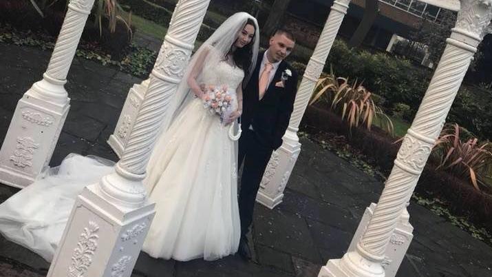 Se aflau pe ringul de dans, când invitații au văzut ceva la picioarele miresei. Au sunat de urgență după o ambulanță 501101