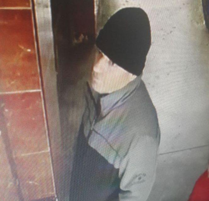 Apelul făcut de poliţişti în cazul bărbatului care a agresat sexual doi copii într-un lift, în Bucureşti 501275