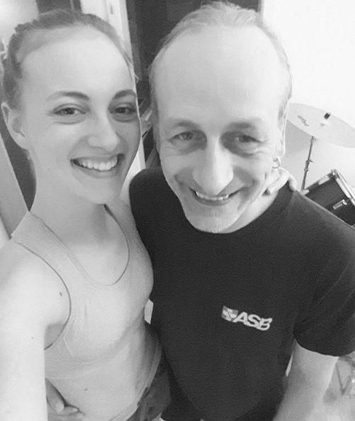 Are o relație cu un bărbat cu 33 de ani mai în vârstă. Reacția uluitoare a familiei fetei, când a descoperit cine este bărbatul 501244