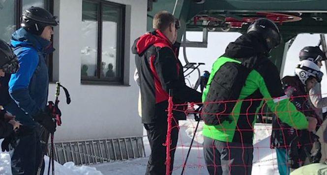 Preşedintele Klaus Iohannis, la schi în Munţii Şureanu. A stat la rând să urce cu telescaunul - FOTO în articol 501278