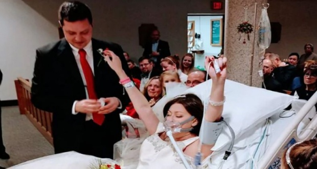 O tânără bolnavă de cancer s-a căsătorit pe patul de spital. Ce s-a întâmplat câteva ore mai târziu