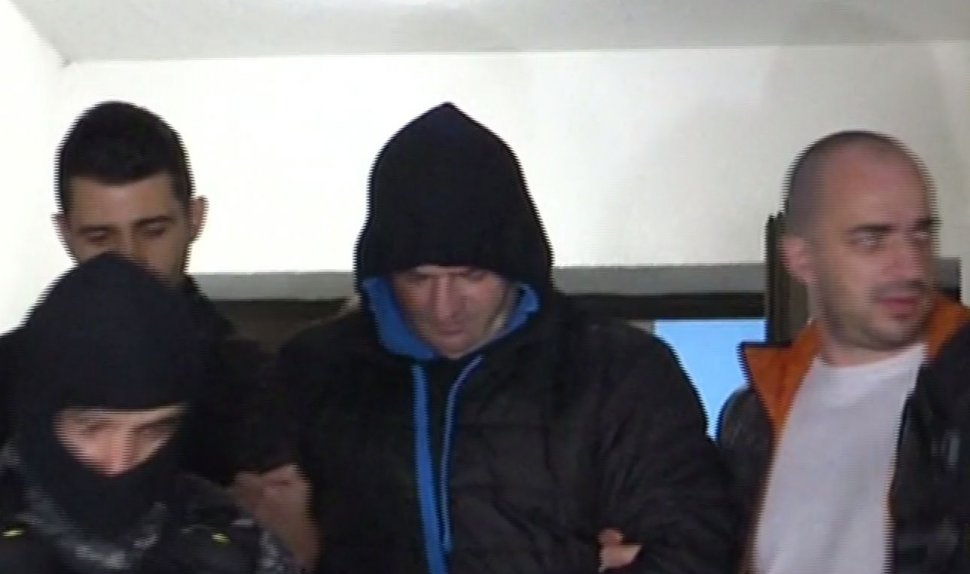 Bărbatul care a agresat sexual doi copii într-un lift, în Bucureşti a fost dus în arestul poliției. Primele imagini cu bărbatul