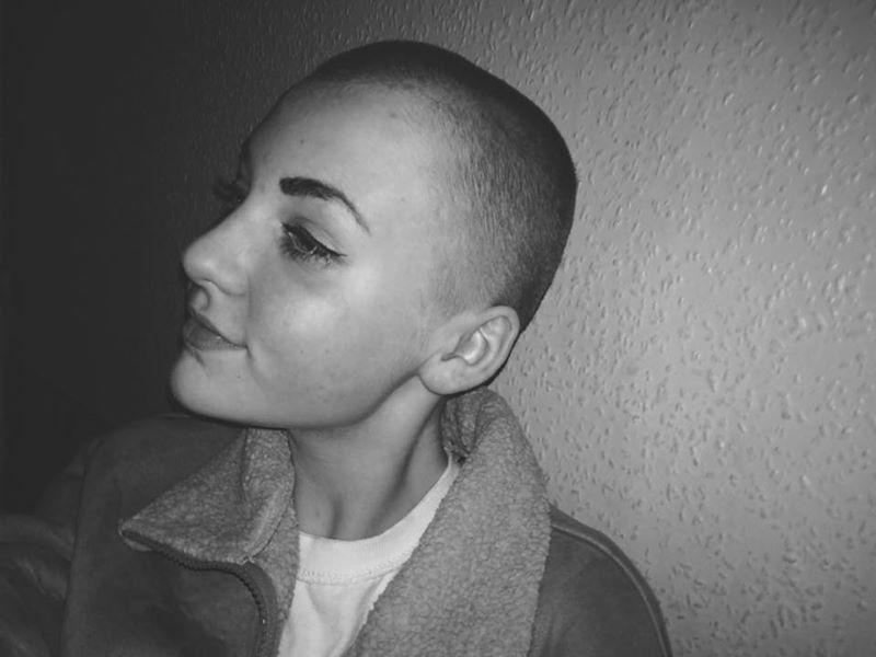 Și-a donat părul pentru o cauză nobilă, dar a fost pedepsită la școală. Cum a fost posibil 501423