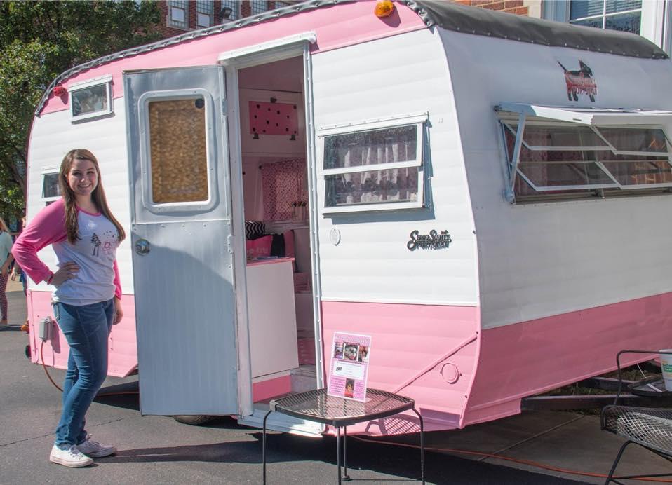 A cumpărat o rulotă cu 200 de dolari și i-a venit o idee uimitoare. Oamenii au rămas cu gura căscată când au văzut cum a transformat-o - FOTO 501828