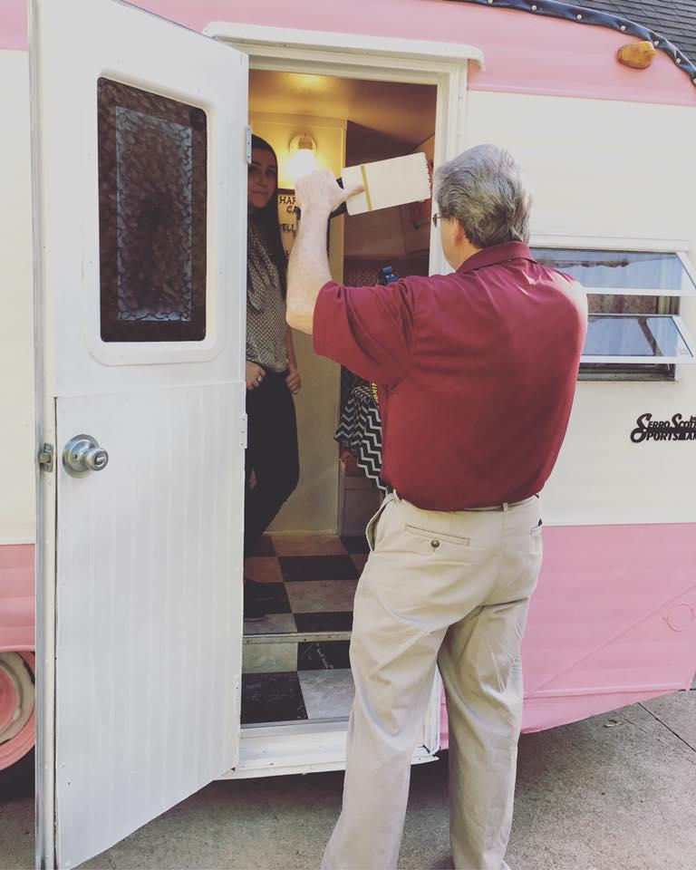 A cumpărat o rulotă cu 200 de dolari și i-a venit o idee uimitoare. Oamenii au rămas cu gura căscată când au văzut cum a transformat-o - FOTO 501829