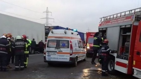 Accident cumplit în Arad! Un bărbat și-a pierdut viața după ce a intrat cu mașina într-un TIR