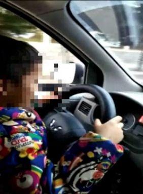 Copil de cinci ani, lăsat de tată să conducă mașina în oraș. Mama băiețelului l-a filmat și a pus imaginile pe internet. Ce a urmat - FOTO 501669
