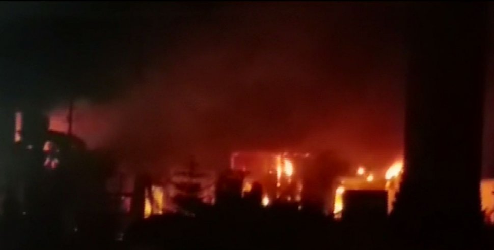 Incendiu violent în județul Argeș. Un pompier a fost rănit grav în timpul intervenției