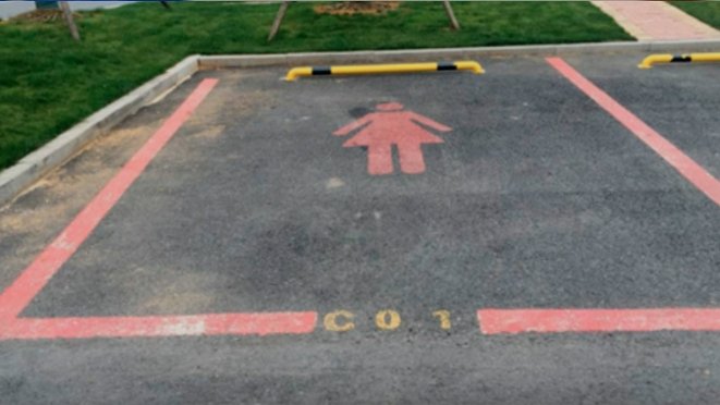 Mai late şi semnalizate cu un pantof cu toc, locurile de parcare pentru femei au stârnit controverse pe tema discriminării sexuale