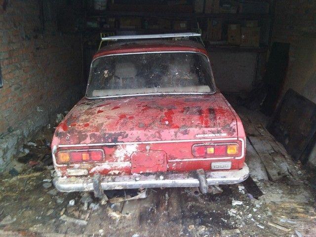 Au descoperit un garaj abandonat, iar când au intrat au dat peste o mașină veche. Bărbatul a deschis capota și a avut un șoc. În interior.... (GALERIE FOTO) 501944