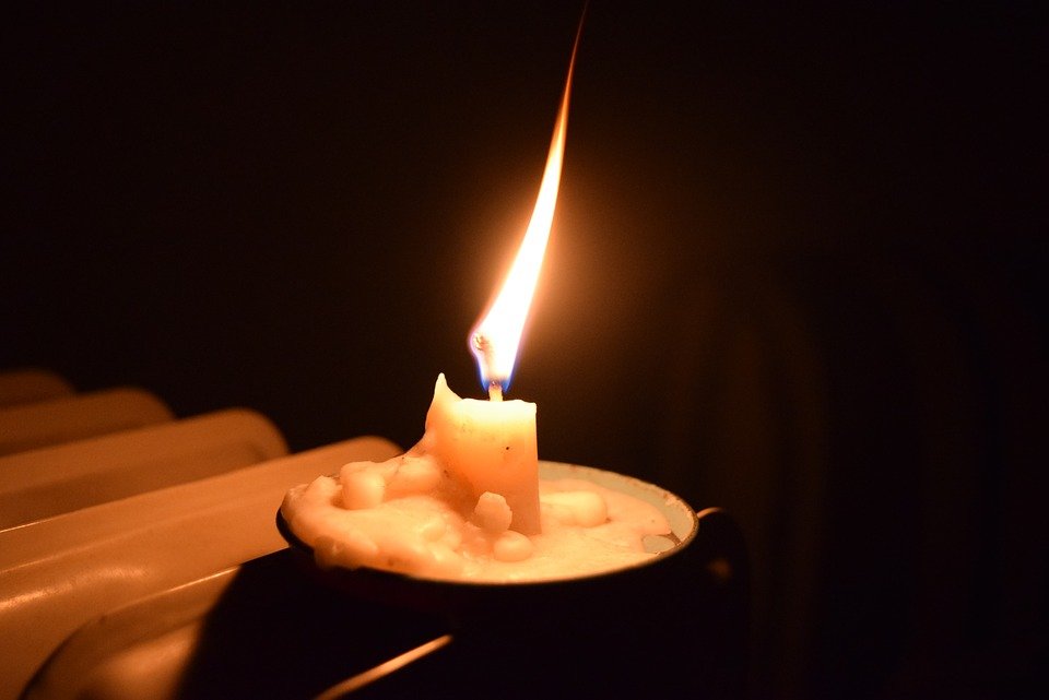 De ce se aprinde candela în fața icoanelor. Știați asta?