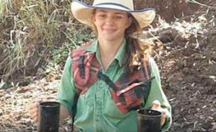 O adolescentă și-a pus capăt zilelor, după ce a fost hărţuită în mediul online. Cum i-a pedepsit tatăl fetei pe cei care au determinat-o să facă acest gest 501982