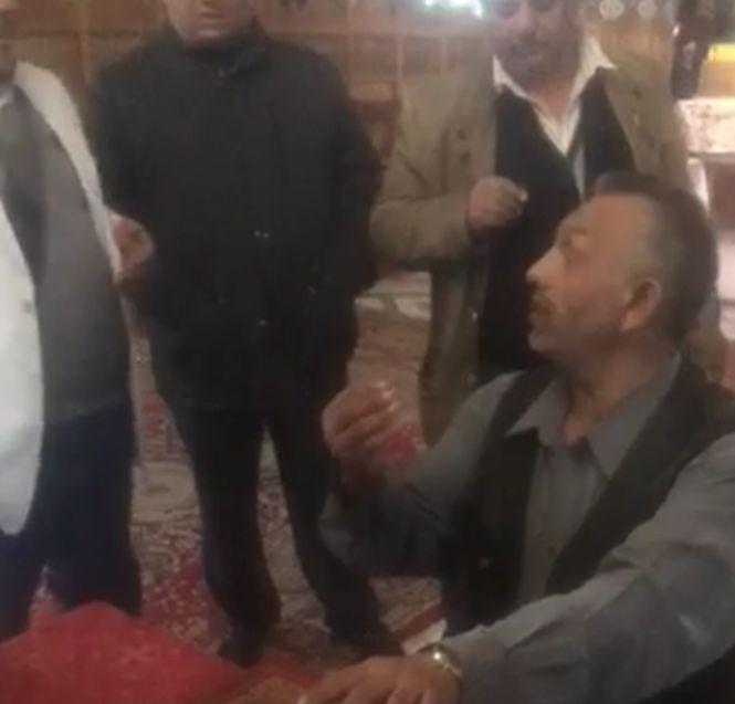 Scene incredibile filmate într-o biserică din Timiș. Cinci bărbați au intrat în lăcașul de cult. Ce a făcut preotul  501935