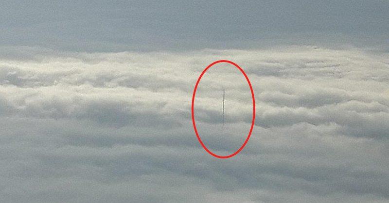 Se afla în avion când a zărit ceva ciudat printre nori. A luat telefonul și a făcut imediat o fotografie (GALERIE FOTO) 501952