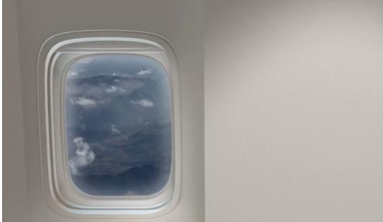 Se afla în avion când a zărit ceva ciudat printre nori. A luat telefonul și a făcut imediat o fotografie (GALERIE FOTO) 501953